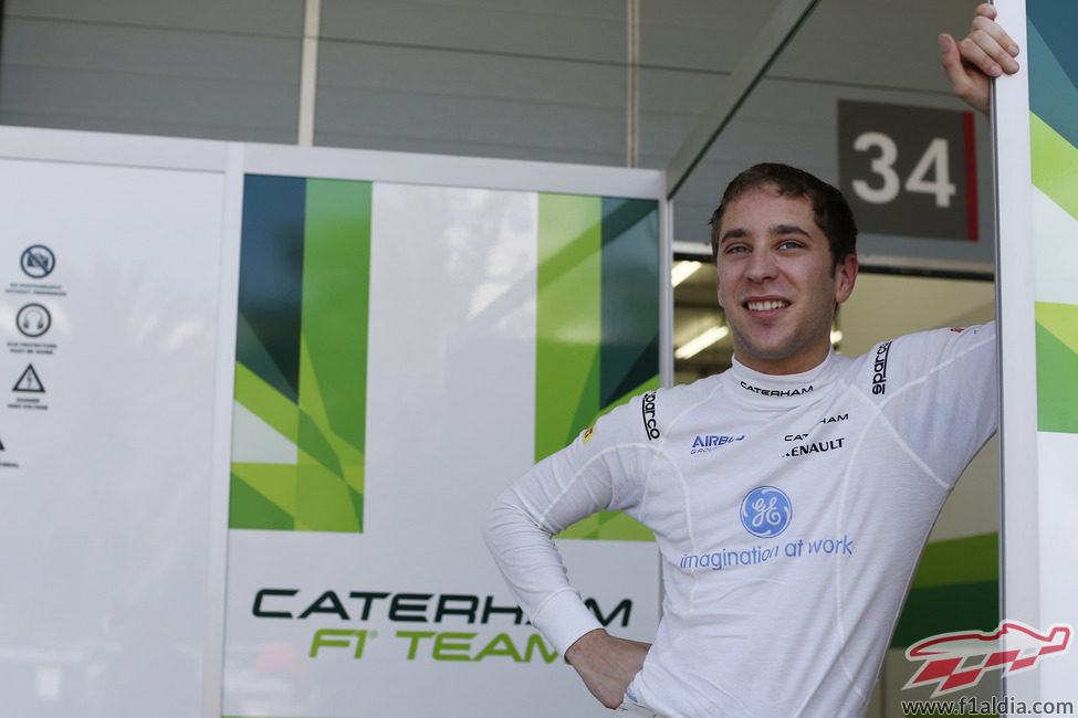 Robin Frijns, en el box de Caterham