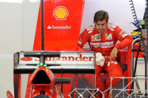 Fernando Alonso, en el box de Ferrari