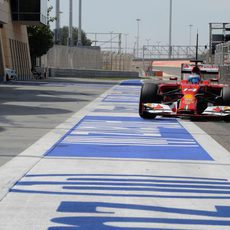 Fernando Alonso regresa a boxes en Sakhir