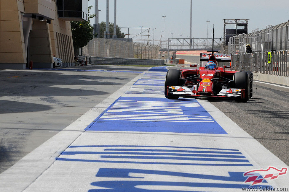 Fernando Alonso regresa a boxes en Sakhir