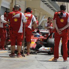 Fernando Alonso para en boxes en Sakhir