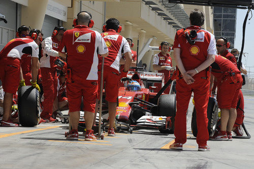 Fernando Alonso para en boxes en Sakhir