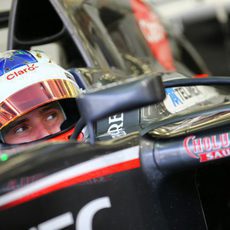 Sergey Sirotkin observa algo desde el C33