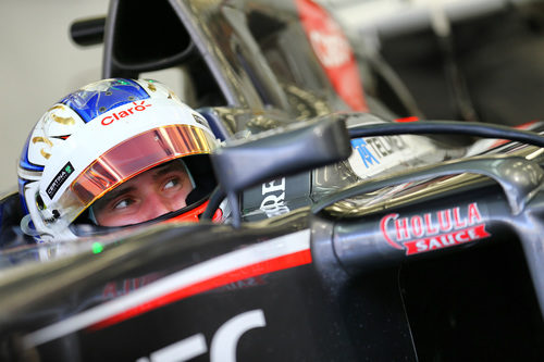 Sergey Sirotkin observa algo desde el C33