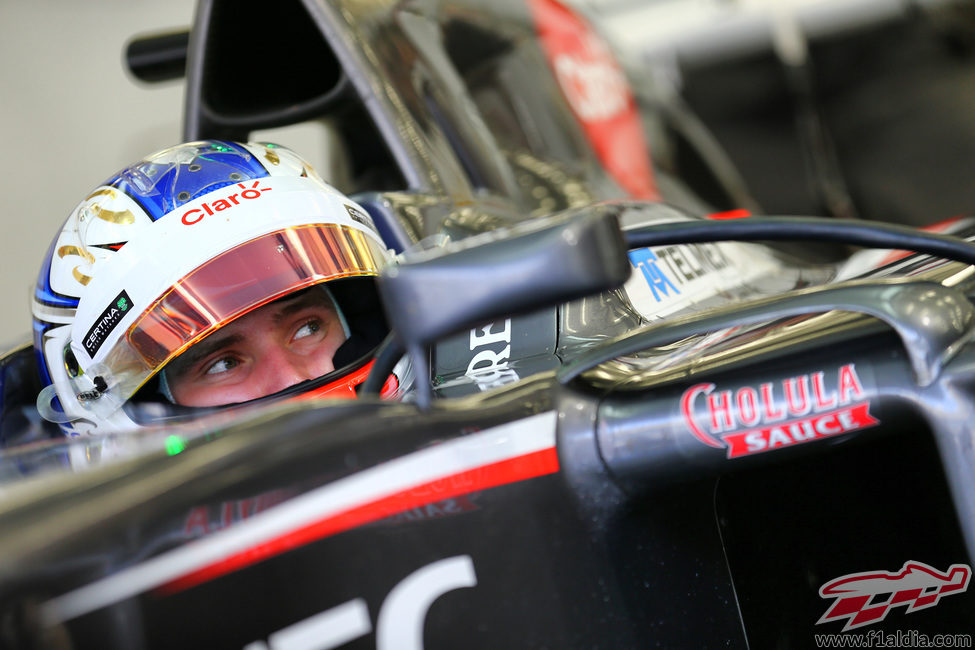 Sergey Sirotkin observa algo desde el C33