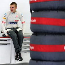 Sergey Sirotkin espera sentado en el box de Sauber