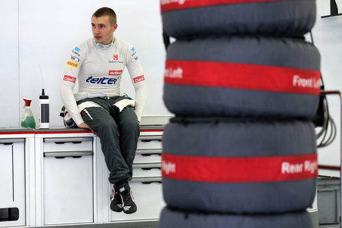 Sergey Sirotkin espera sentado en el box de Sauber