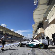 Nico Rosberg saliendo del garaje