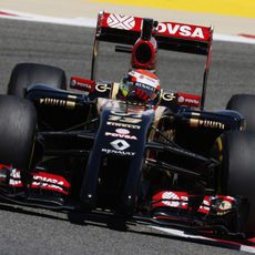 Pastor Maldonado pisa el piano de una curva