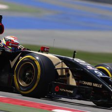 El E22 de Pastor Maldonado avanza en el circuito de Sakhir