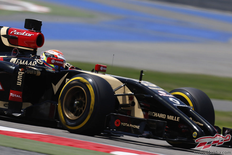 El E22 de Pastor Maldonado avanza en el circuito de Sakhir