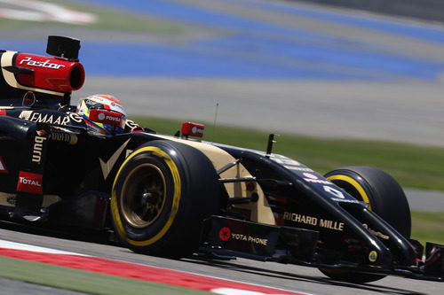 El E22 de Pastor Maldonado avanza en el circuito de Sakhir