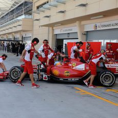 Fernando Alonso regresa a boxes con el F14-T