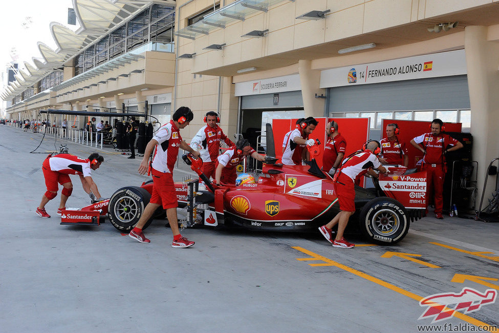 Fernando Alonso regresa a boxes con el F14-T