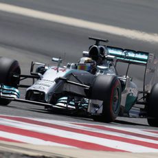 Lewis Hamilton acumuló 120 vueltas en Baréin