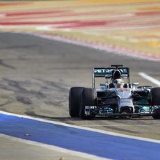 Lewis Hamilton entra en el pitlane de Sakhir