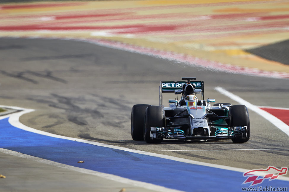Lewis Hamilton entra en el pitlane de Sakhir