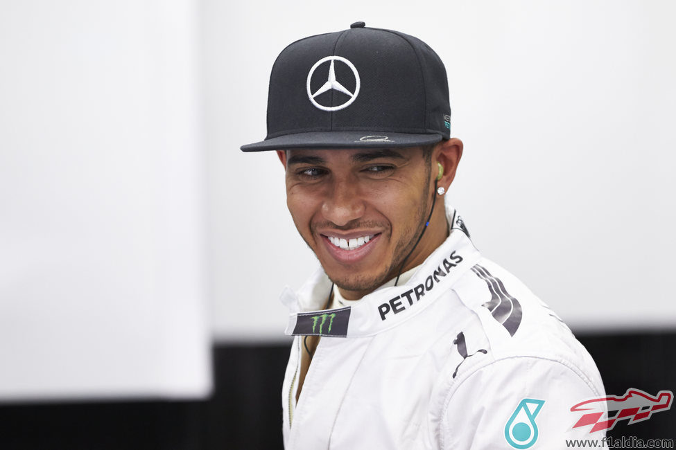 Lewis Hamilton acaba muy contento los test en Baréin