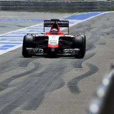 Jules Bianchi pasa por el pitlane en Sakhir