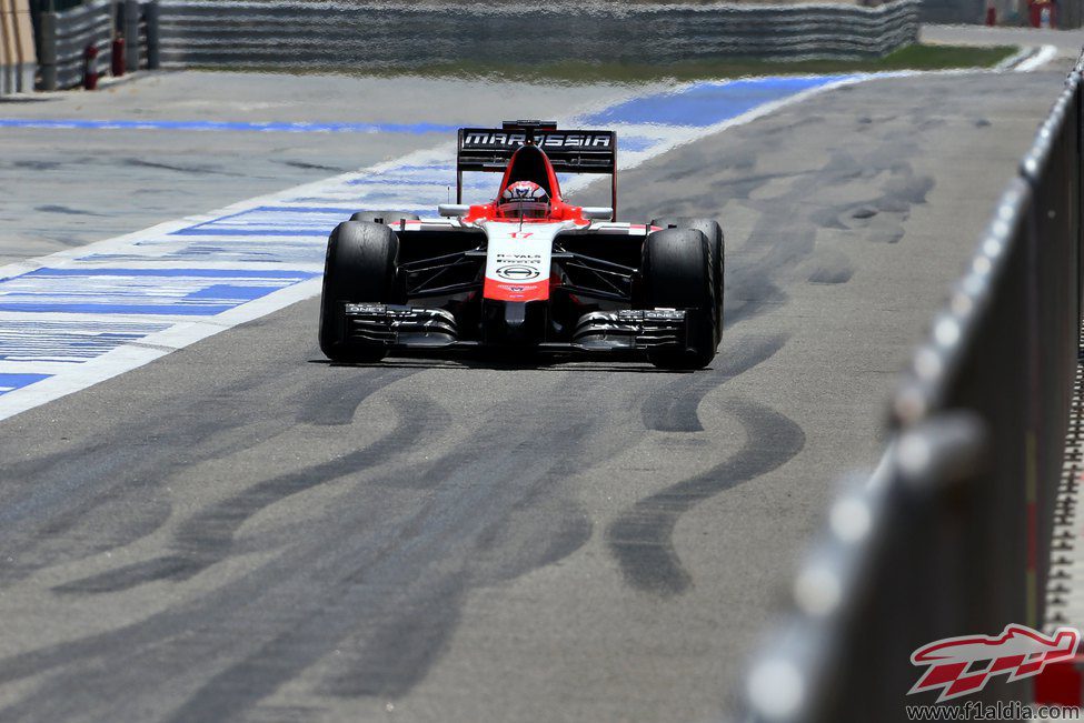 Jules Bianchi pasa por el pitlane en Sakhir