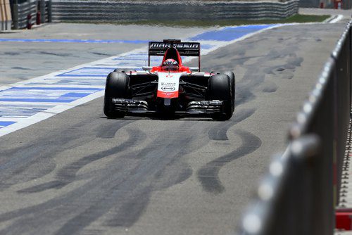 Jules Bianchi pasa por el pitlane en Sakhir