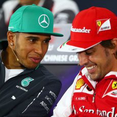 Fernando Alonso y Lewis Hamilton, de risas