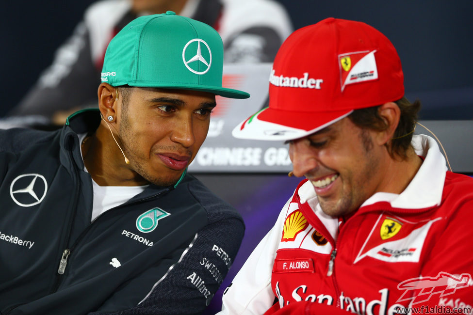 Fernando Alonso y Lewis Hamilton, de risas