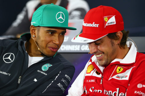 Fernando Alonso y Lewis Hamilton, de risas