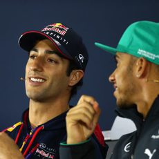 Daniel Ricciardo y Lewis Hamilton, juntos en rueda de prensa