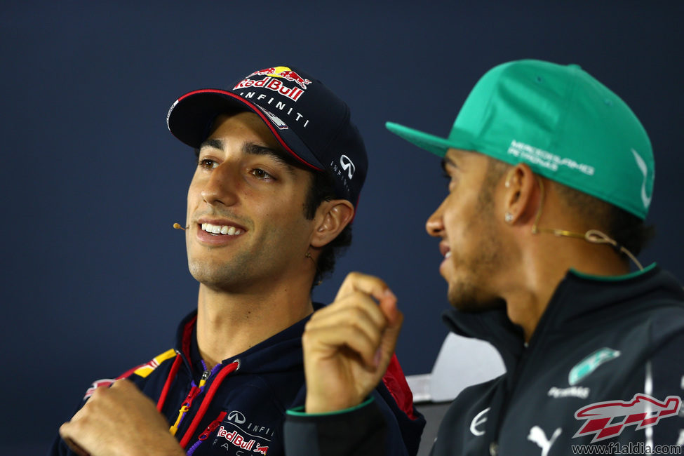 Daniel Ricciardo y Lewis Hamilton, juntos en rueda de prensa