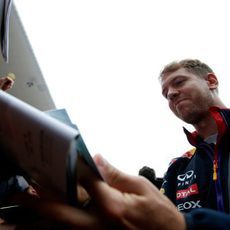 Sebastian Vettel firma autógrafos para los fans chinos