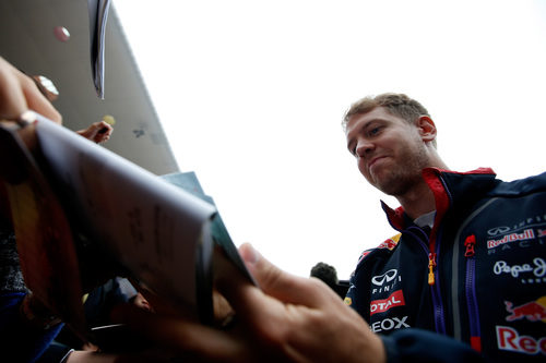 Sebastian Vettel firma autógrafos para los fans chinos