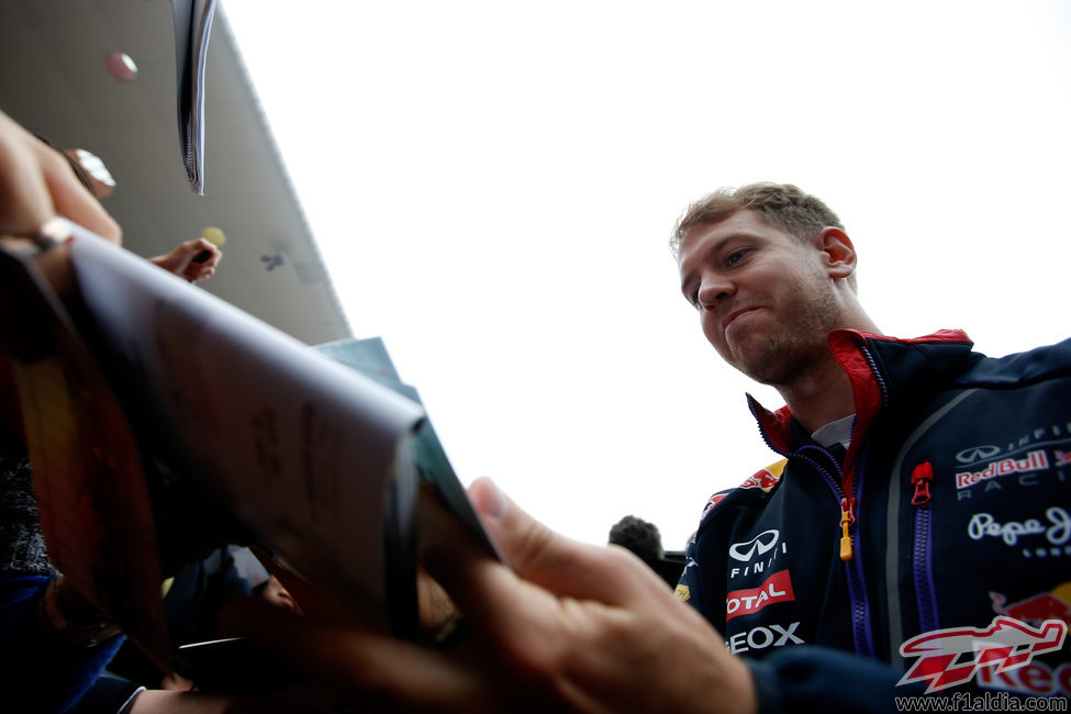 Sebastian Vettel firma autógrafos para los fans chinos