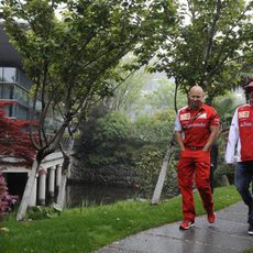 Kimi Räikkönen pasea por un frondoso Shanghái