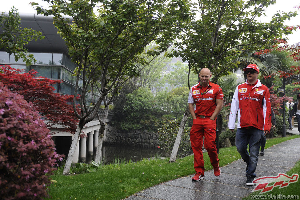 Kimi Räikkönen pasea por un frondoso Shanghái