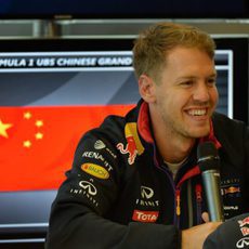 Sebastian Vettel responde sonriente a las preguntas
