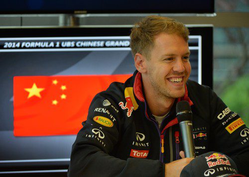 Sebastian Vettel responde sonriente a las preguntas