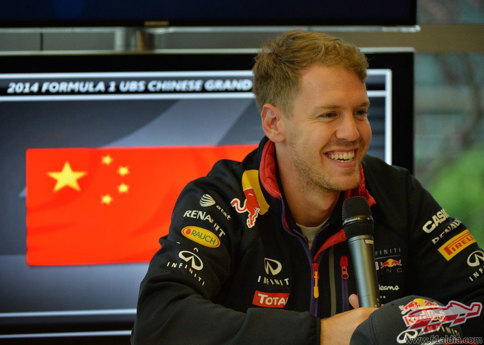 Sebastian Vettel responde sonriente a las preguntas