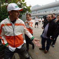 Nico Hülkenberg se aleja del paddock de Shanghái