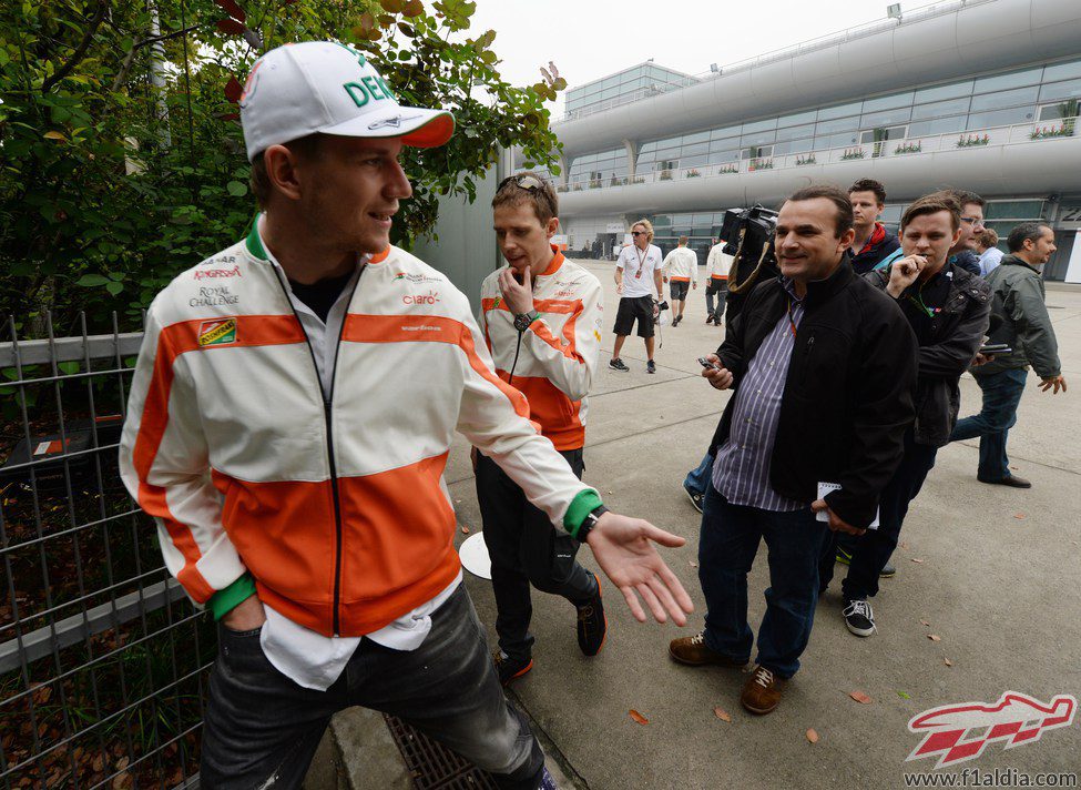 Nico Hülkenberg se aleja del paddock de Shanghái