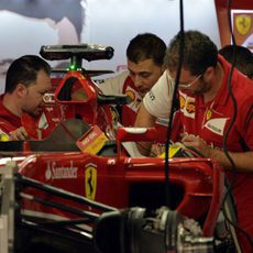 Los mecánicos de Ferrari trabajan concentrados