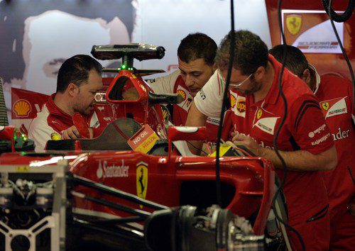 Los mecánicos de Ferrari trabajan concentrados