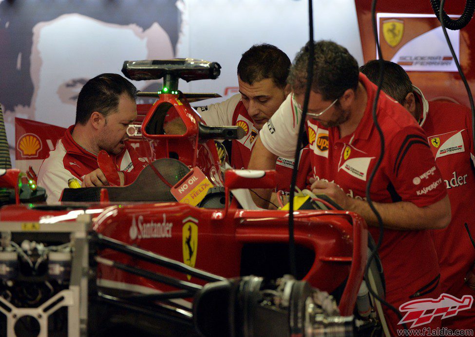 Los mecánicos de Ferrari trabajan concentrados