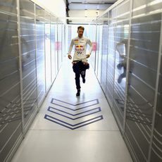 Sebastian Vettel, en los pasillos del box