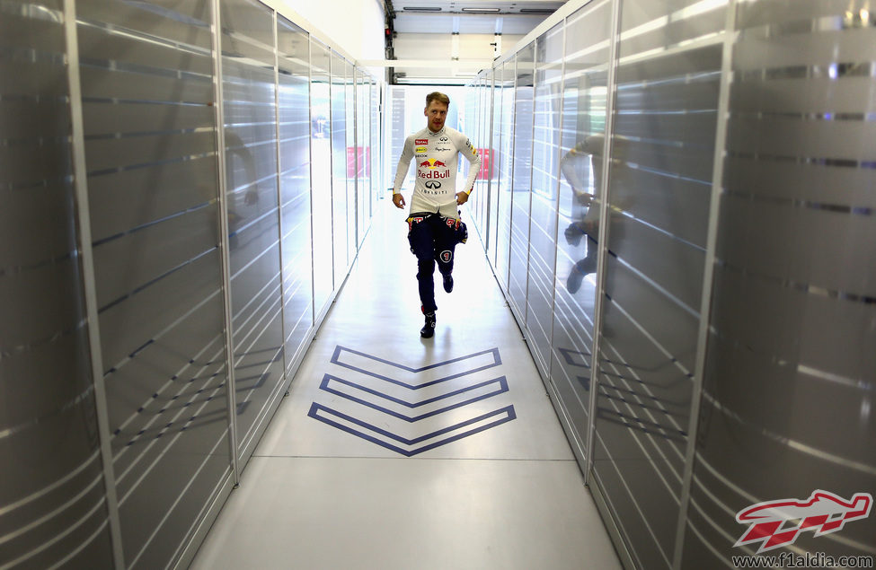 Sebastian Vettel, en los pasillos del box