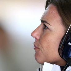 Claire Williams, atenta a la acción en pista