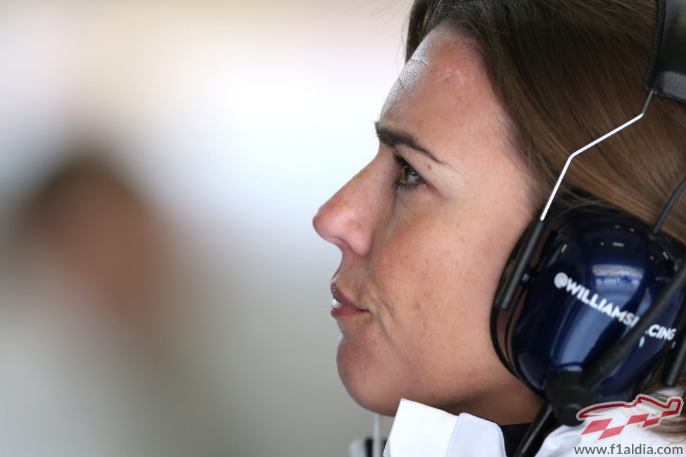 Claire Williams, atenta a la acción en pista