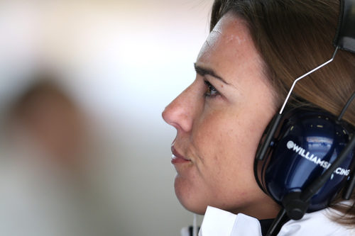 Claire Williams, atenta a la acción en pista