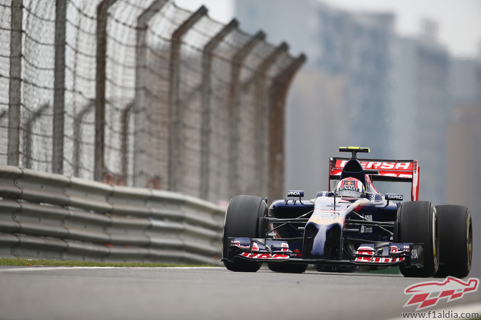 Daniil Kvyat se estrena en el circuito de Shanghái