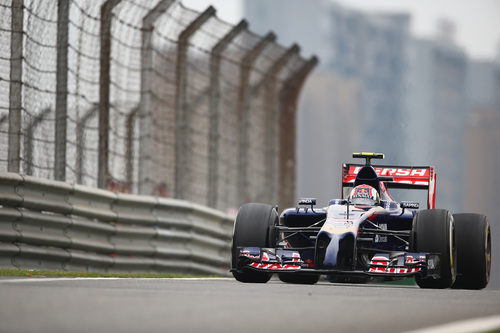 Daniil Kvyat se estrena en el circuito de Shanghái